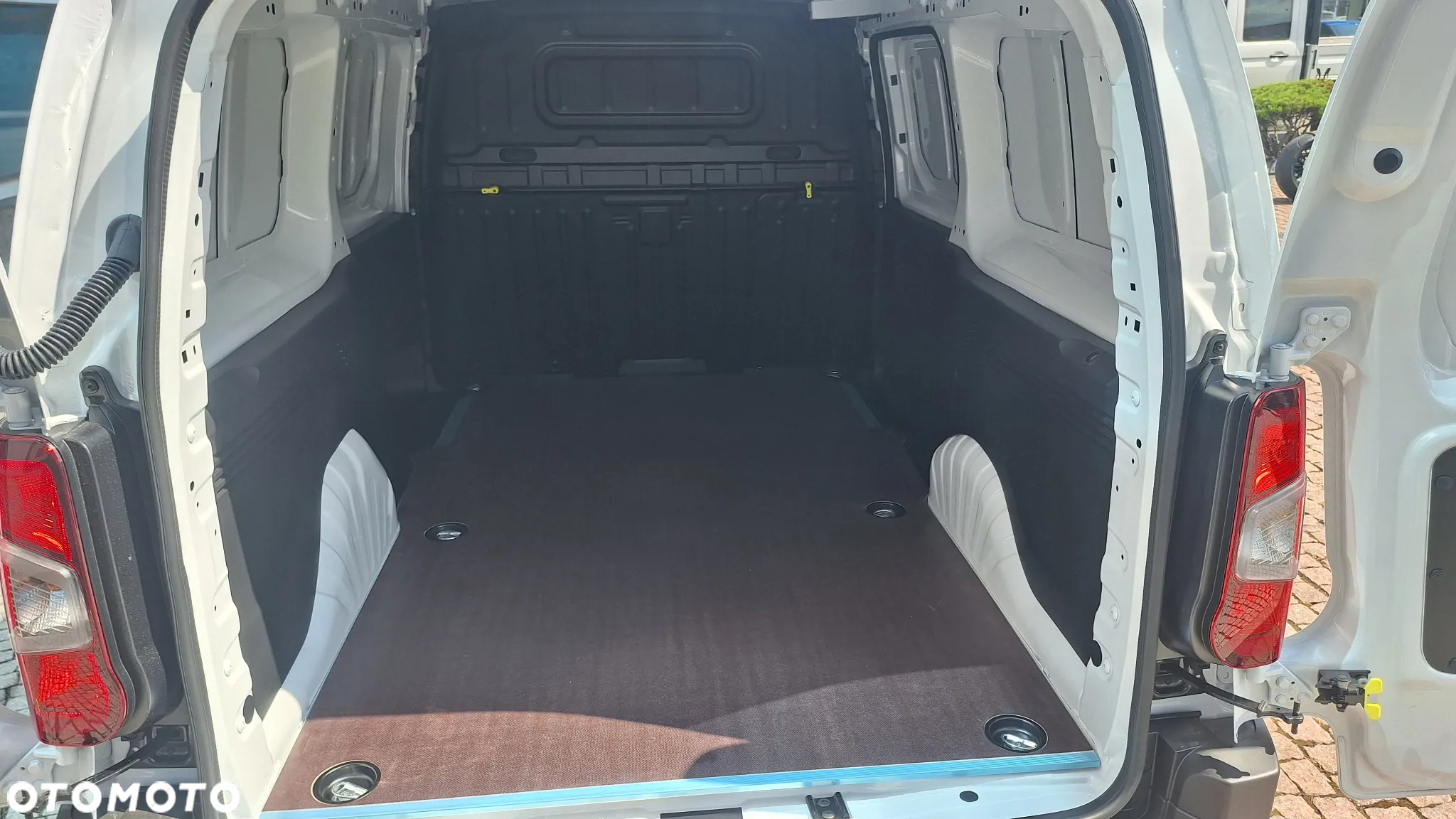 Peugeot Partner Furgon Long 950kg BlueHDi 130 KM S&S EAT8 Bogaty - 17