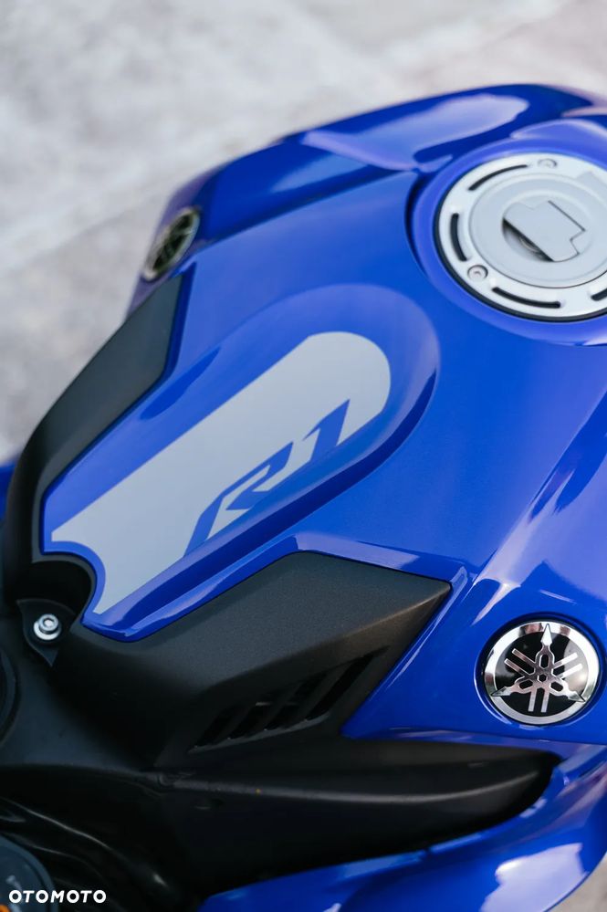 Yamaha R1 - 12