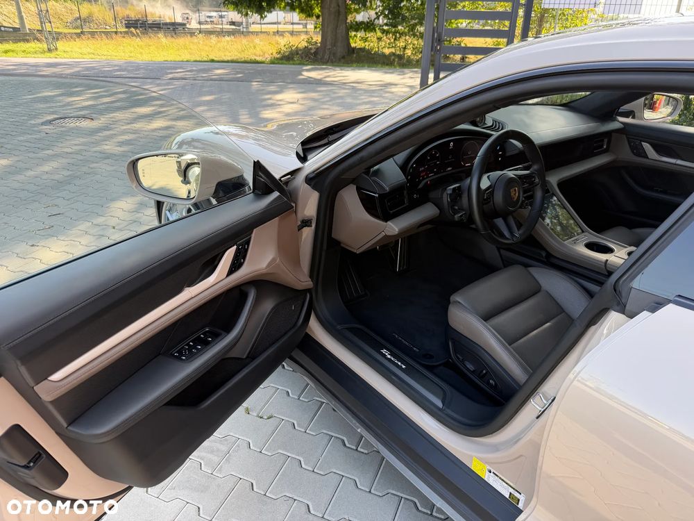 Porsche Taycan Turbo S - 16