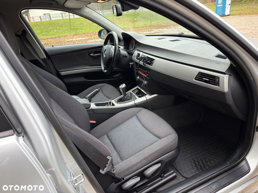 BMW Seria 3 318i Touring - 21