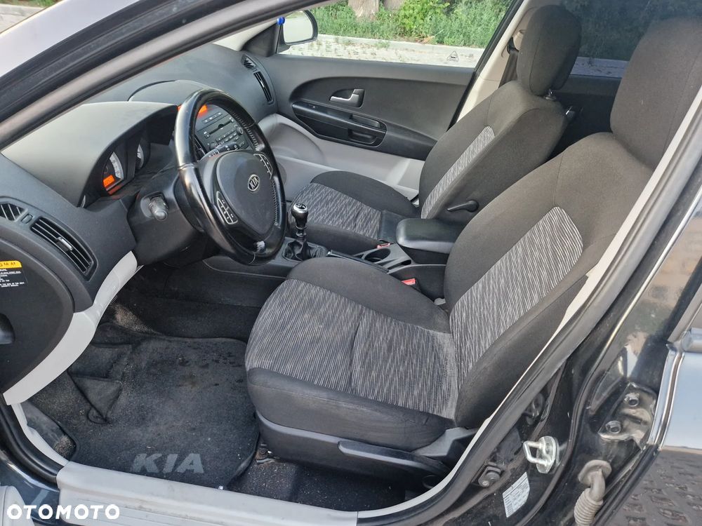 Kia Ceed - 8