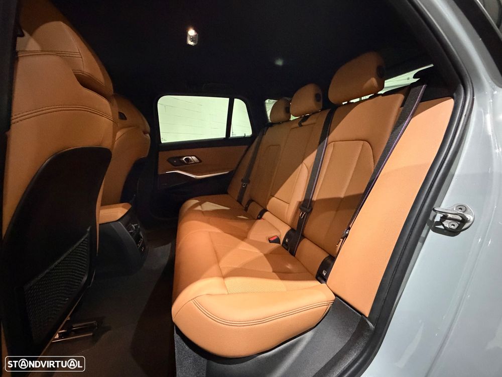 BMW 330 e Pack Desportivo M Pro Auto - 29
