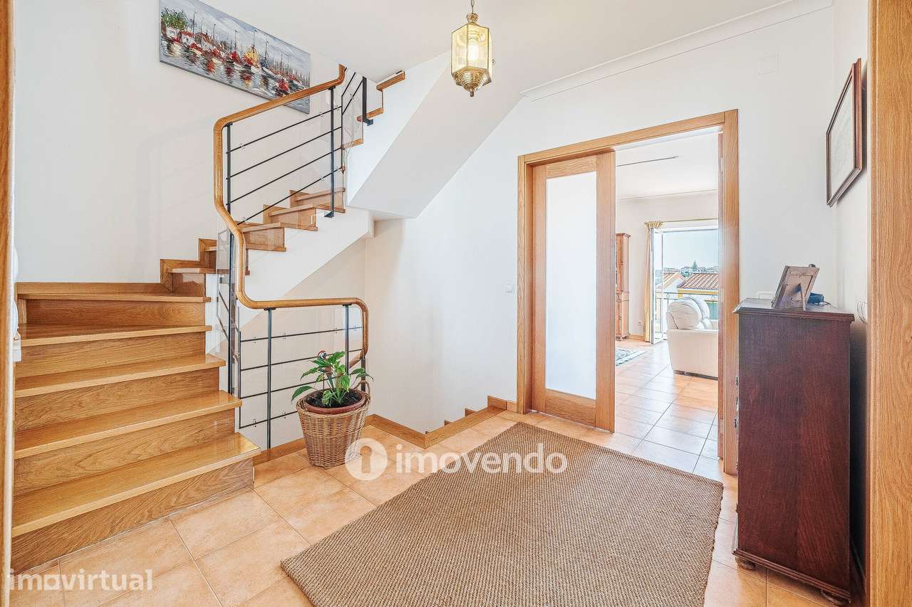 Moradia T4+2 cuidada, com jardim e terraço, em Sesimbra - Grande imagem: 2/60