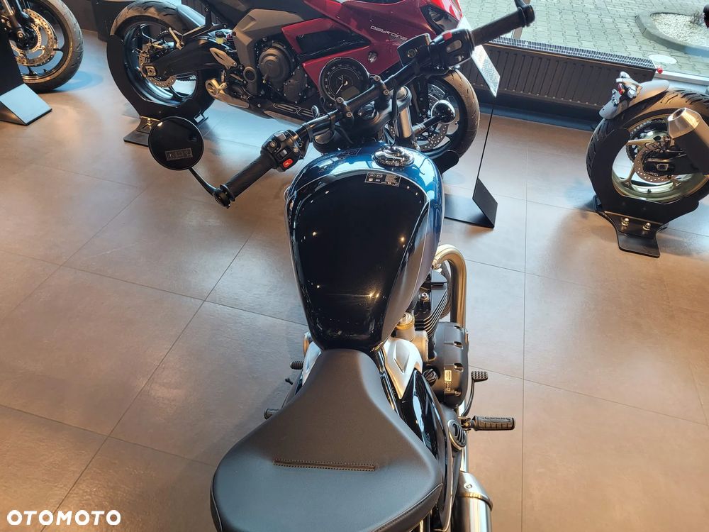 Triumph Bonneville Bobber - 6