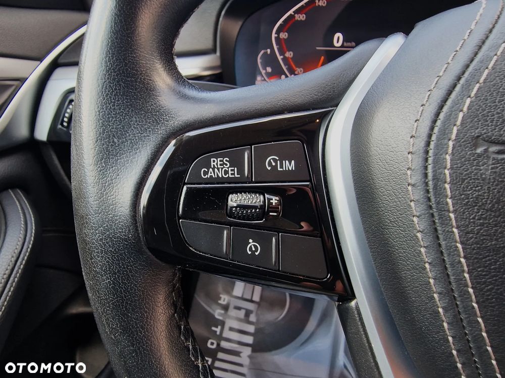 BMW Seria 5 518d - 38