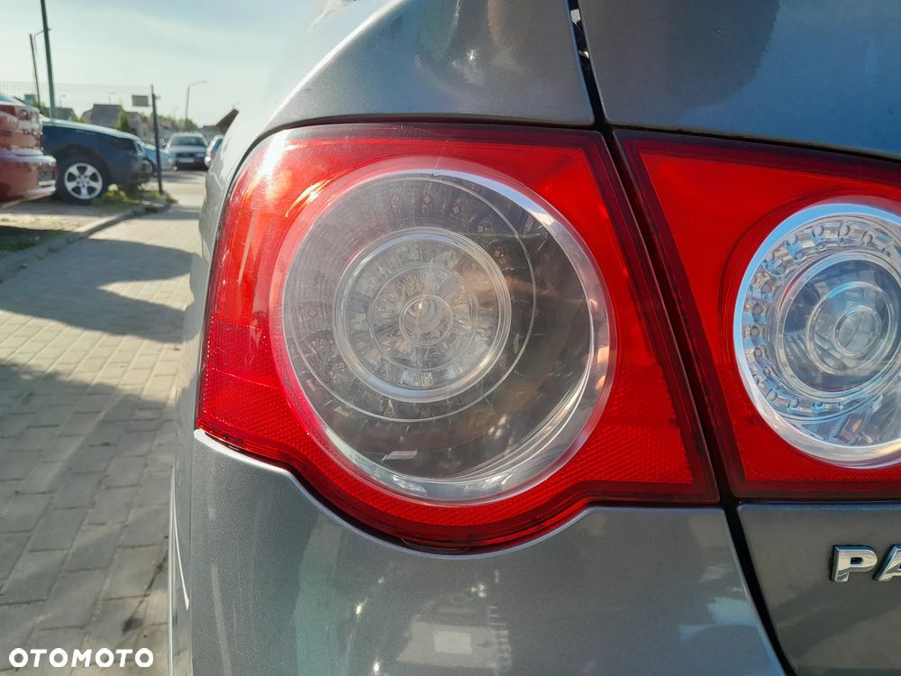 VW PASSAT B6 LAMPA TYLNA LEWA W BŁOTNIK SEDAN