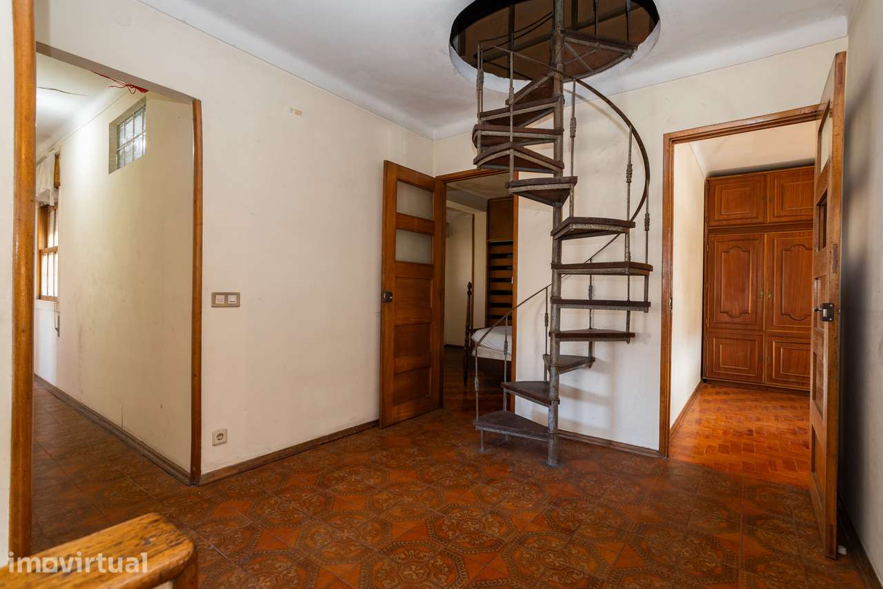 Moradia Geminada com 330 m², 11 Quartos e Grande Potencial de Renovaçã - Grande imagem: 3/38
