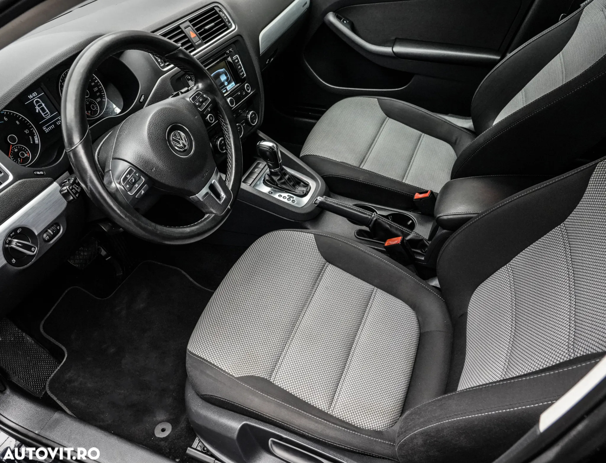 Volkswagen Jetta - 11