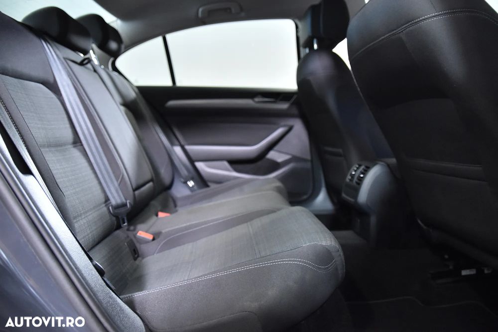 Volkswagen Passat - 12