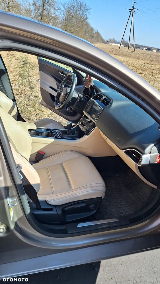 Jaguar XE 2.0 D Prestige - 13