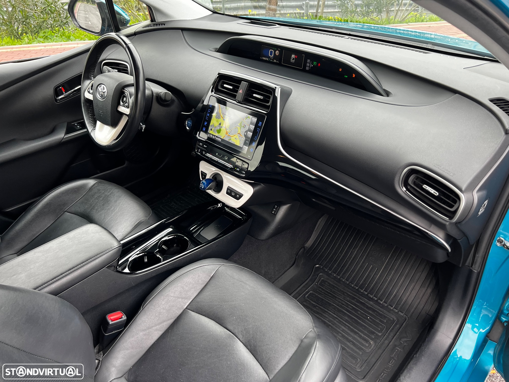 Toyota Prius 1.8 Plug-In Luxury Pele - 28