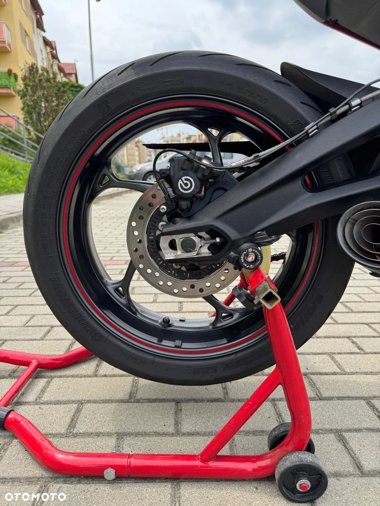 Triumph Street Triple - 11