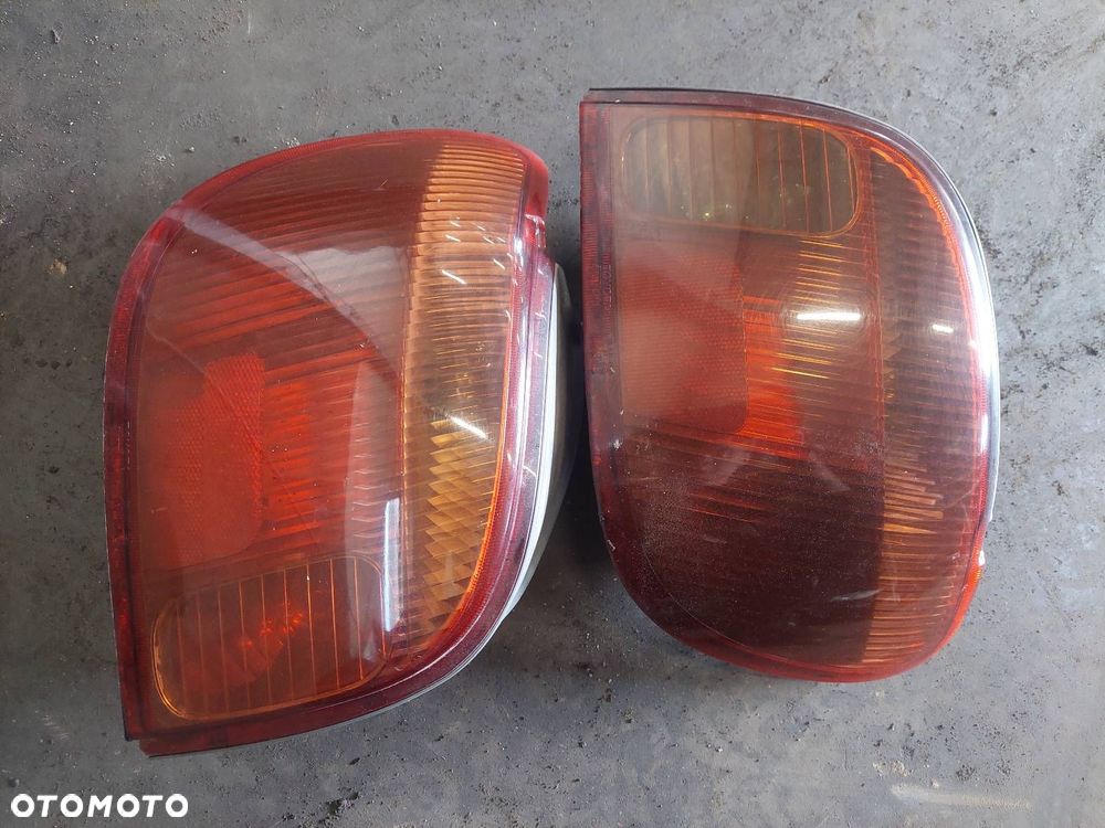 KOMPLETNY TYŁ KLAPA BAGAŻNIKA ZDERZAK TYŁ LAMPY TOYOTA YARIS I LIFT 8P4 - 2