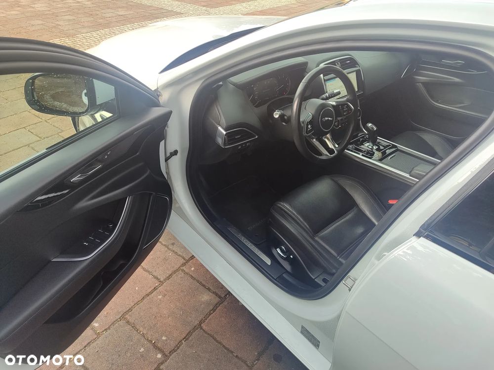 Jaguar XE 2.0 T AWD Prestige - 10