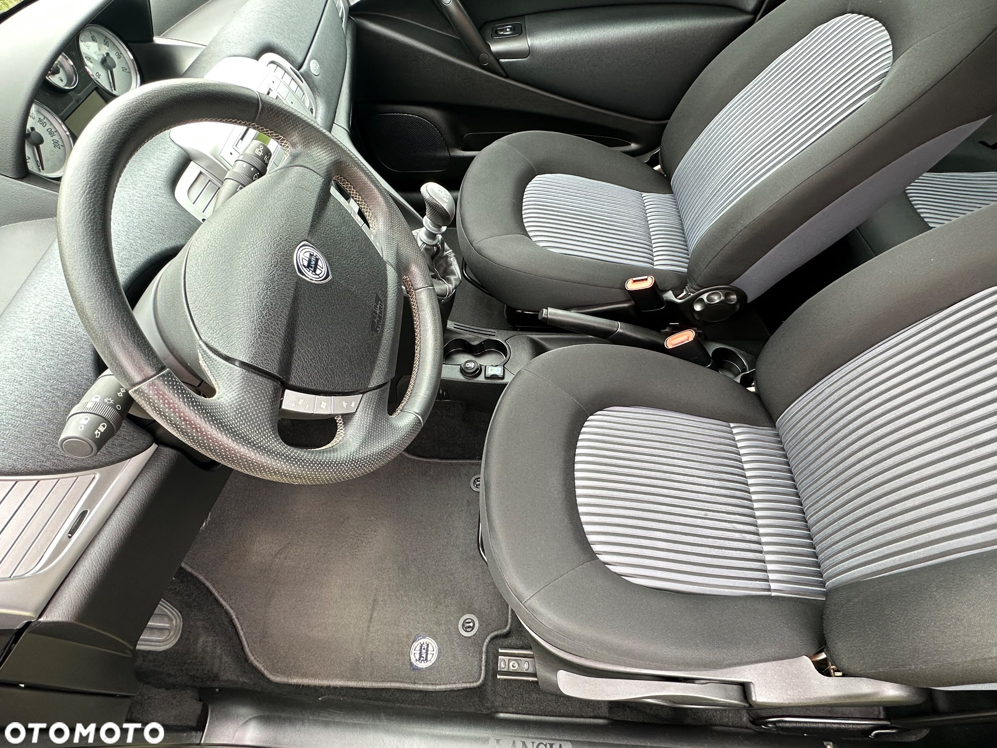 Lancia Ypsilon 1.2 8v - 12