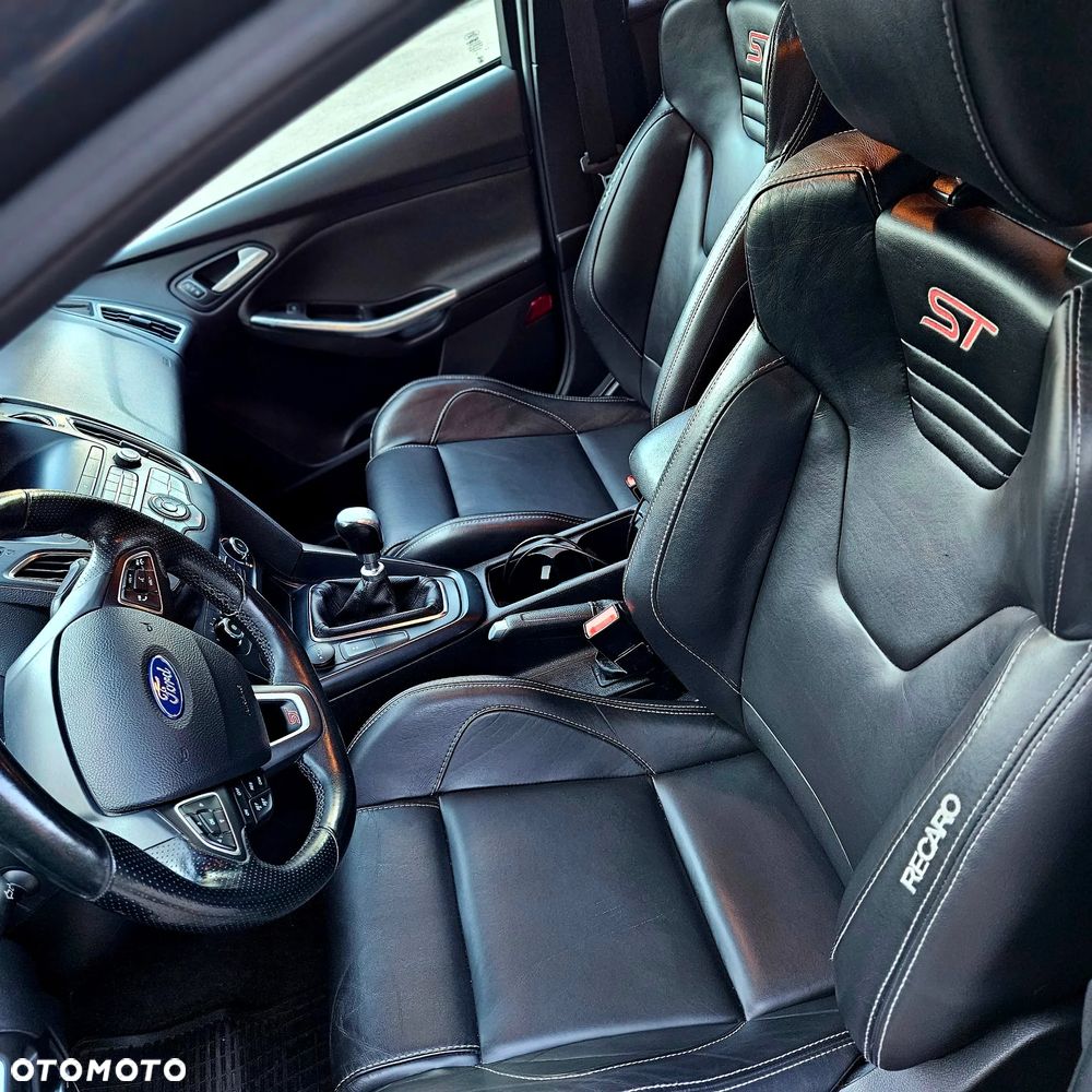Ford Focus 2.0 EcoBoost ST - 13