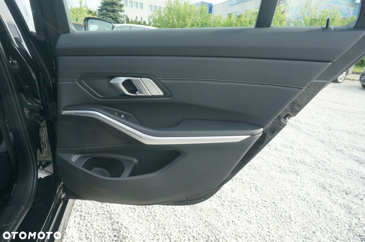 BMW Seria 3 320i - 25