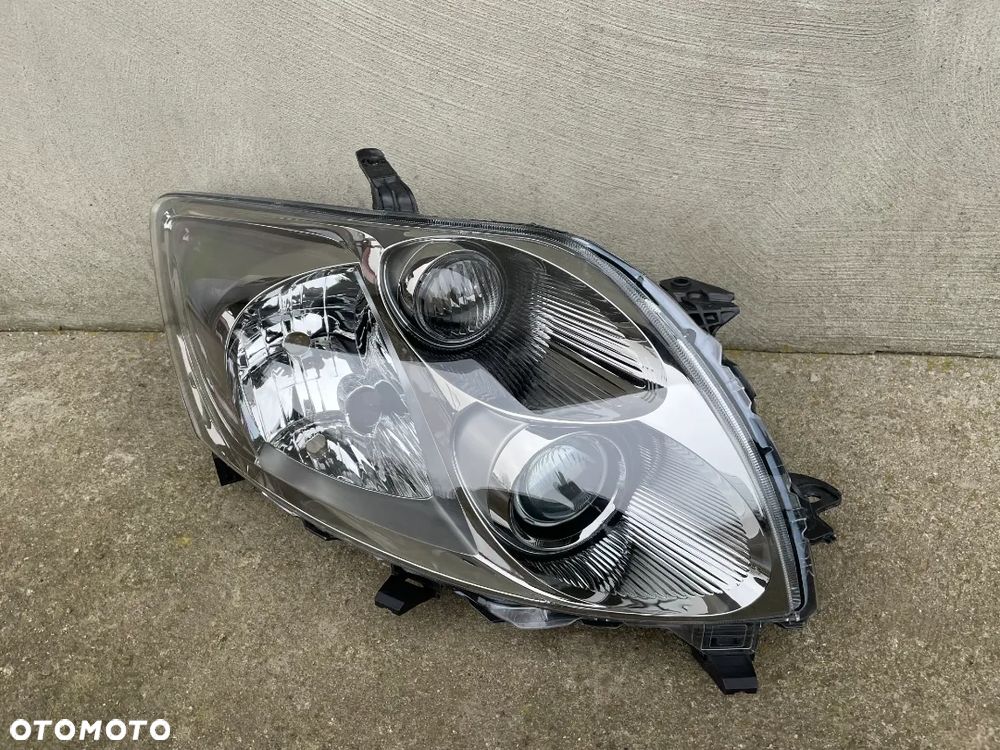 LAMPA PRAWA TOYOTA AURIS E15 2006-2010 - NOWA VALEO SATYNA - 1