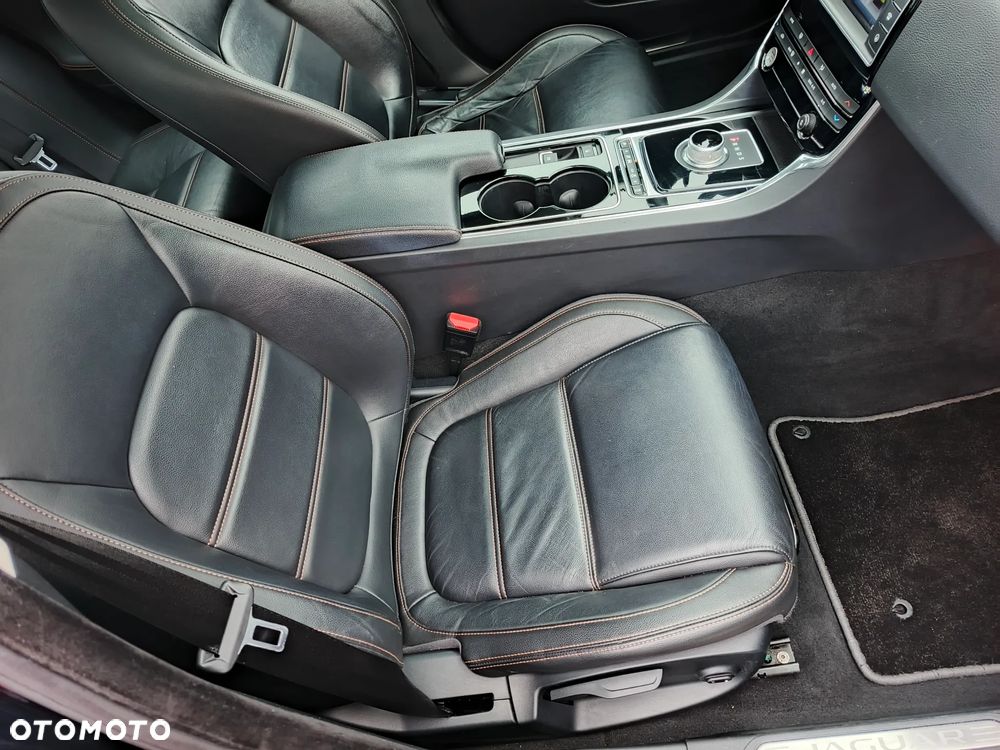 Jaguar XE 2.0 D Portfolio - 16