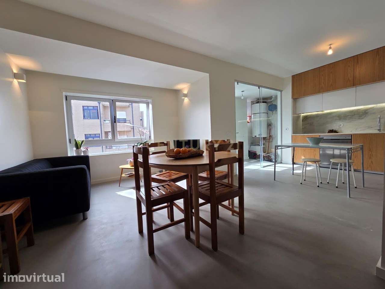Apartamento T1 | Lugar de Garagem | Varanda | Arrumos | Elevador | Com - Grande imagem: 4/24