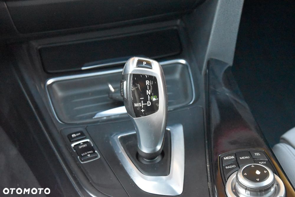 BMW Seria 3 320d Sport Line - 24