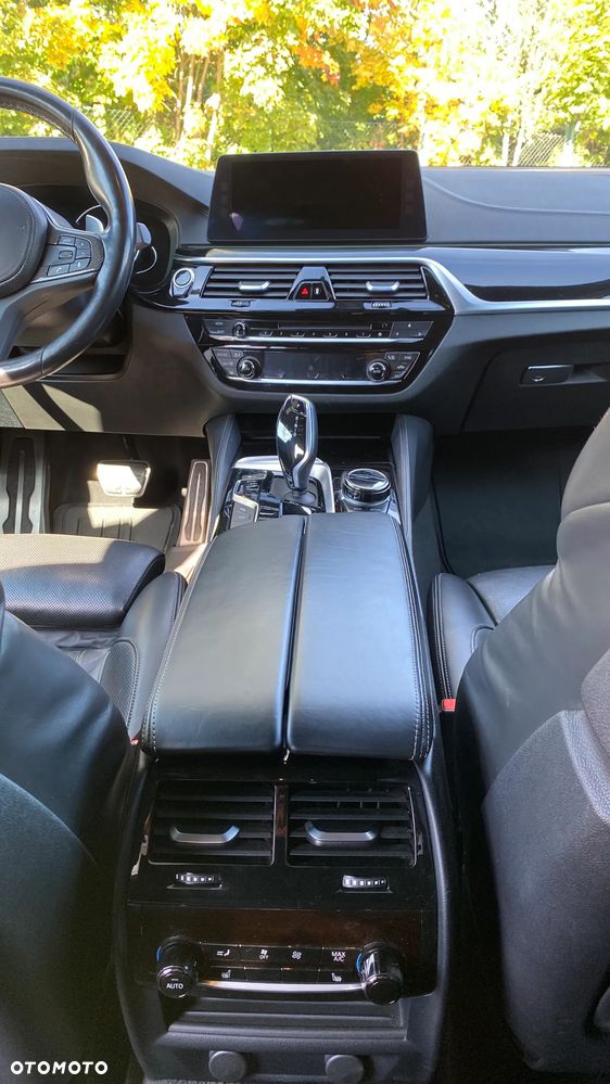 BMW Seria 5 M550i xDrive sport - 14