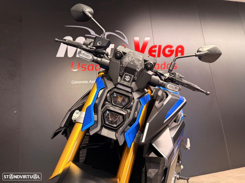 Suzuki GSX - 11