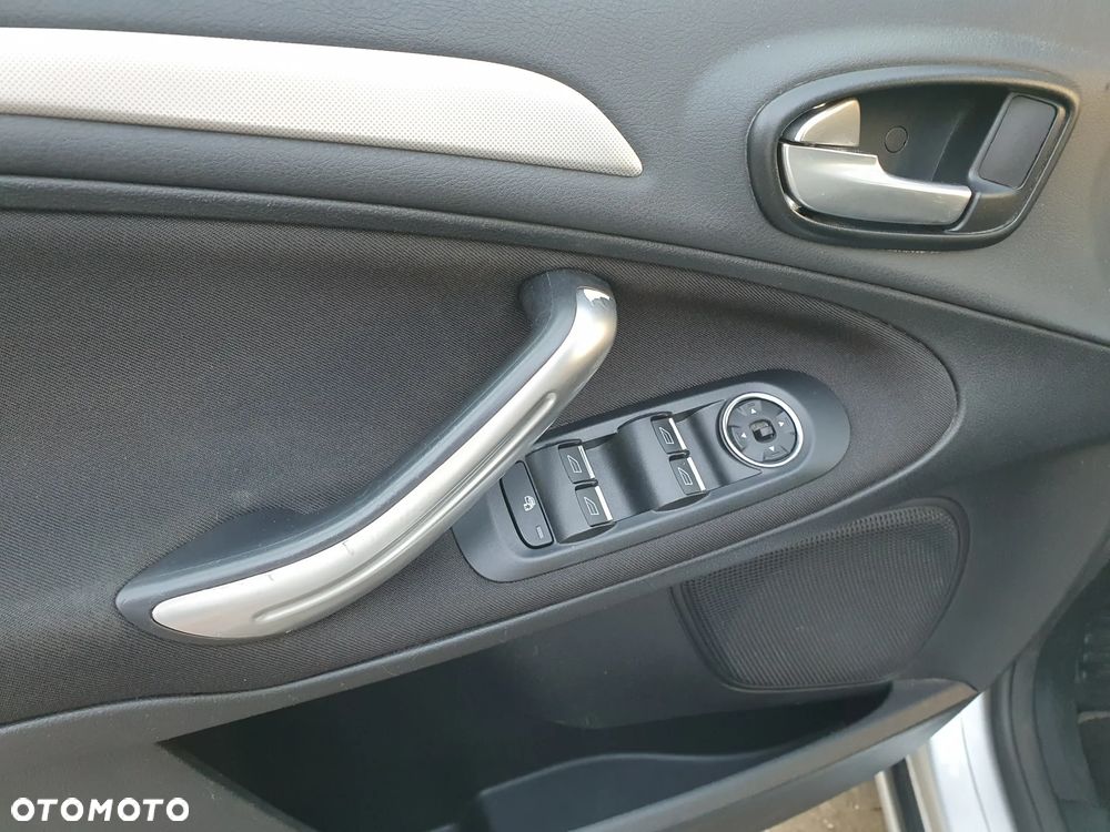 Ford S-Max - 11