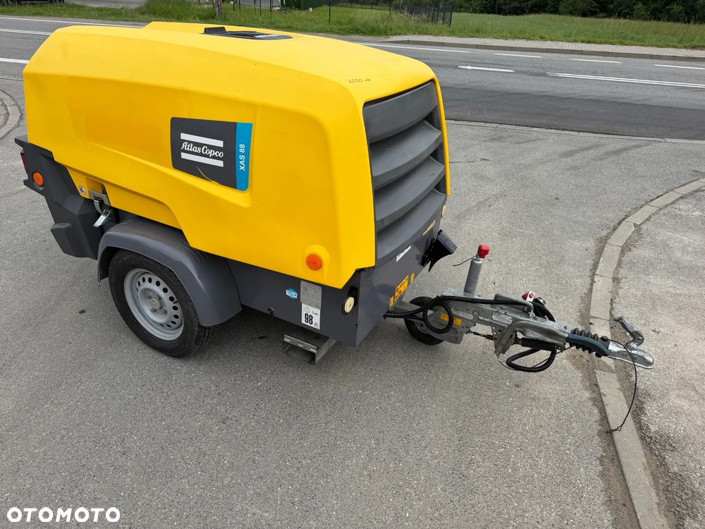 Atlas Copco XAS88 Kompresor Śrubowy. 738 mtg. 2021rok. Sprężarka 5,4m3. Przyczepka jezdna do rejestracji jako pojazd. Regulacja ciśnienia bar od 1-7. Silnik Kubota 4cylindry. 50km. Potężna moc. Sprowadzony z Norwegii. Maszyna jak Nowa z Salonu! Okazja. Zadbana Maszyna. Dokumenty, książka. Opony nówki! Zero zużycia potężna moc. Chłodnica Cyklonowa (osuszacz) !!! - 2