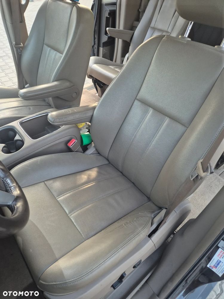 Chrysler Town & Country - 13