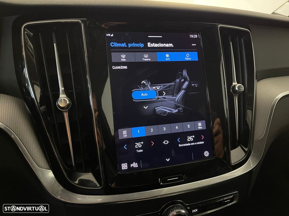 Volvo V60 2.0 B4 Momentum Geartronic - 22