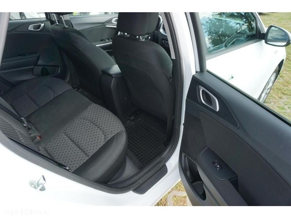 Kia Ceed - 31