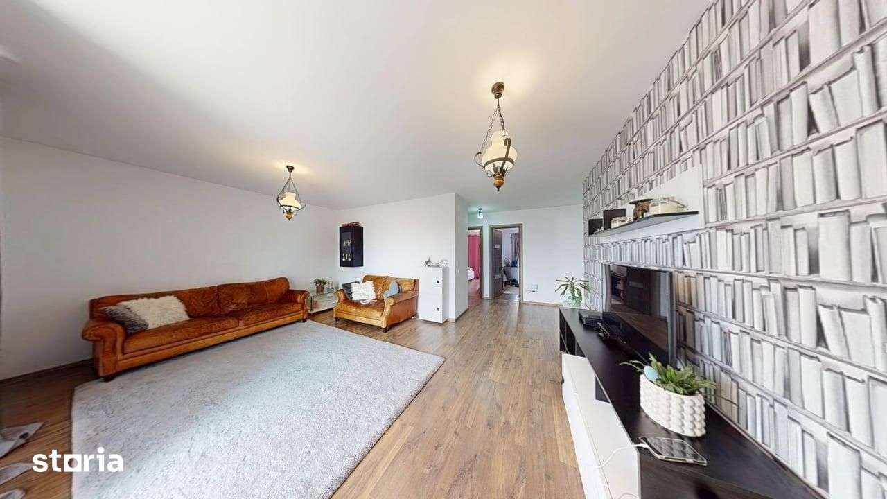 Apartament cu 3 camere, terasă cu vedere la munți și loc de parcare — fotografia 1