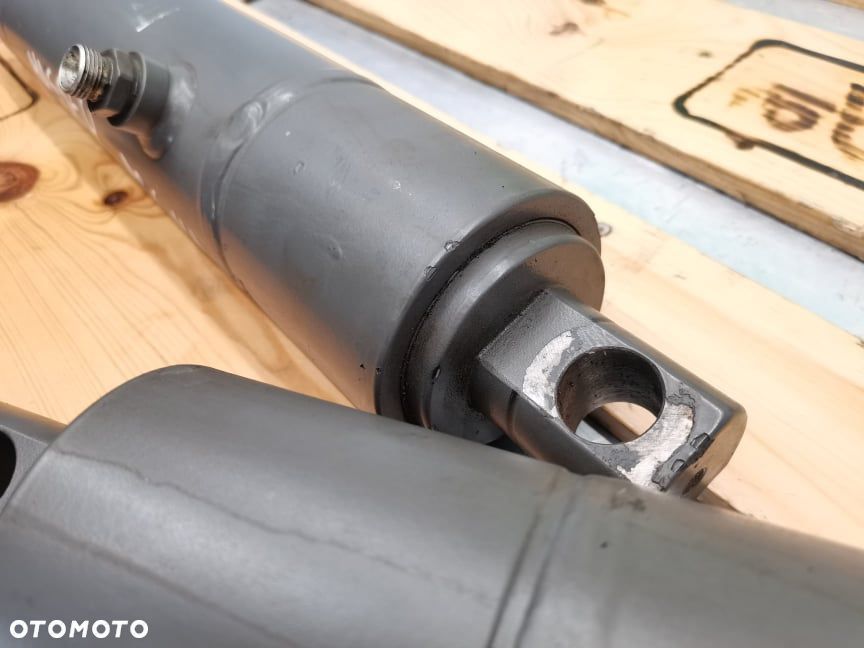 Siłownik podnośnika Massey Ferguson 6714 - 6