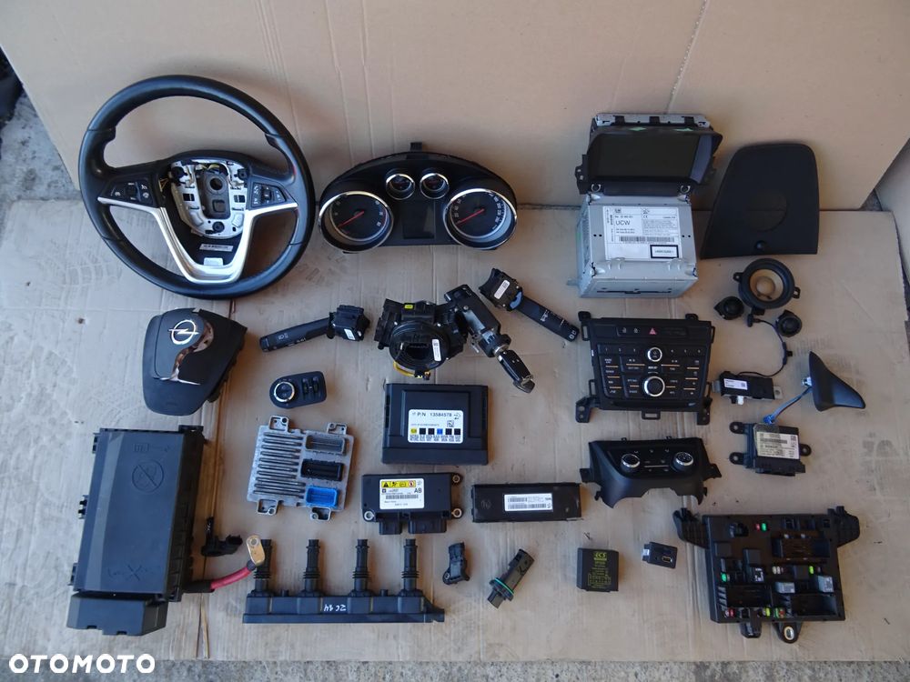 MODUŁ NADWOZIA SKRZYNKA BEZPIECZNIKÓW PRZÓD TW RU OPEL ZAFIRA C ASTRA J kod PIN - 11