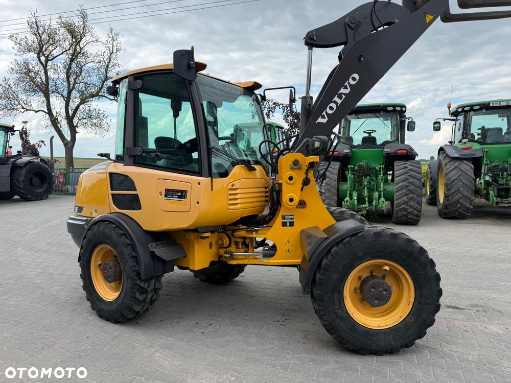 Volvo L 28 F   30  JCB - 17