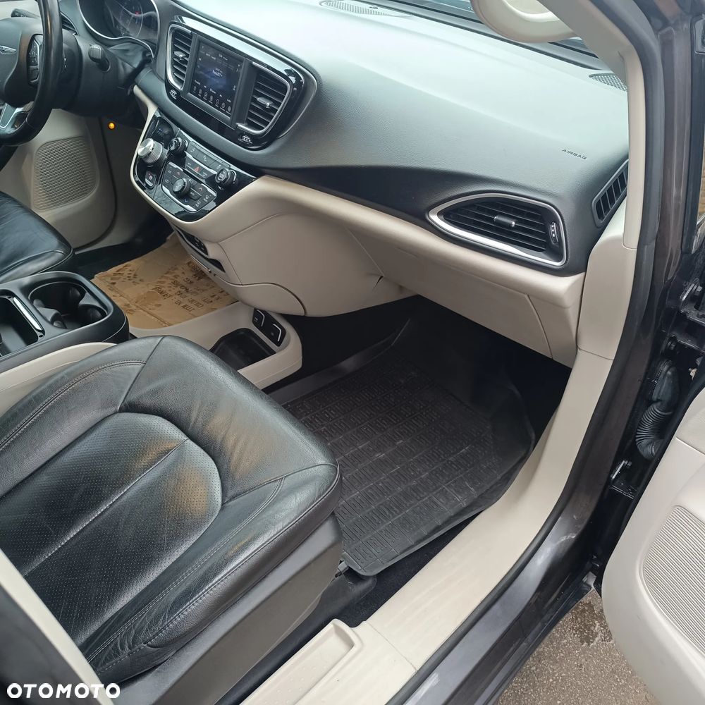 Chrysler Pacifica - 11