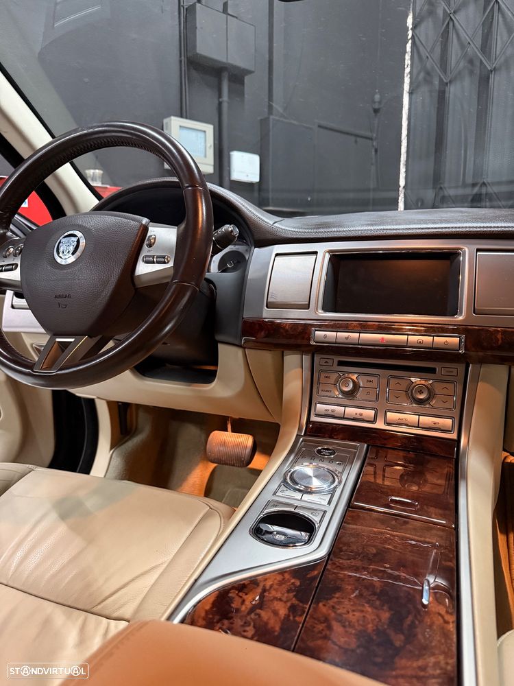 Jaguar XF 3.0 D V6 Premium Luxury - 14