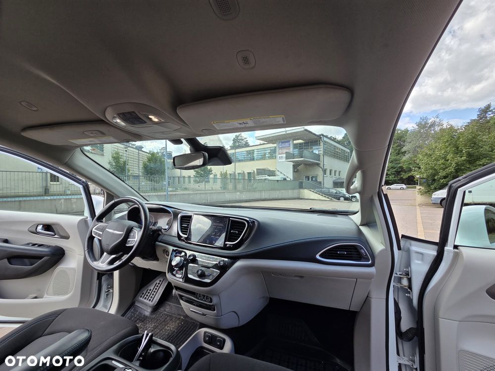 Chrysler Pacifica - 12