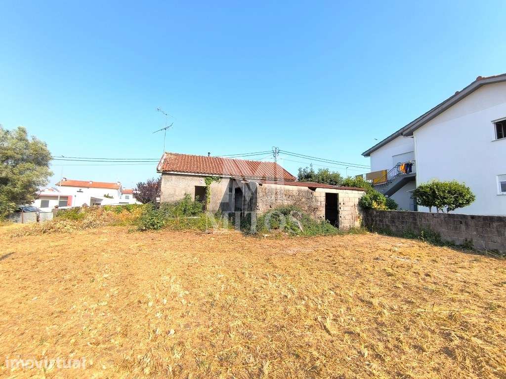 Moradia térrea para restaurar em zona privilegiada de Barroselas - Grande imagem: 4/17