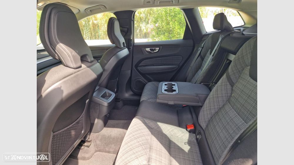 Volvo XC 60 2.0 B4 Momentum Plus — fotografia 15