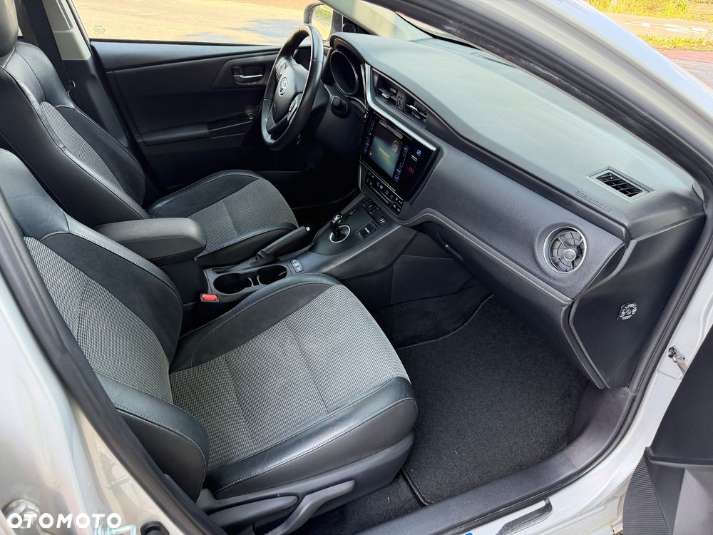Toyota Auris Hybrid 135 Prestige - 8