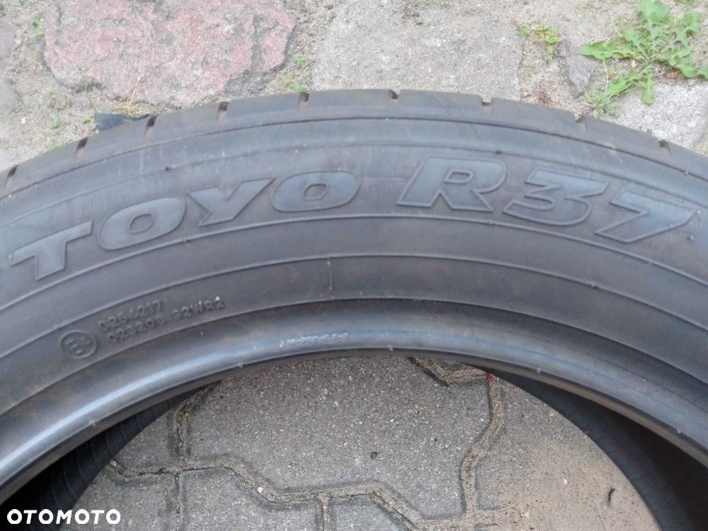 Opona TOYO R37  225/55R18 - 4