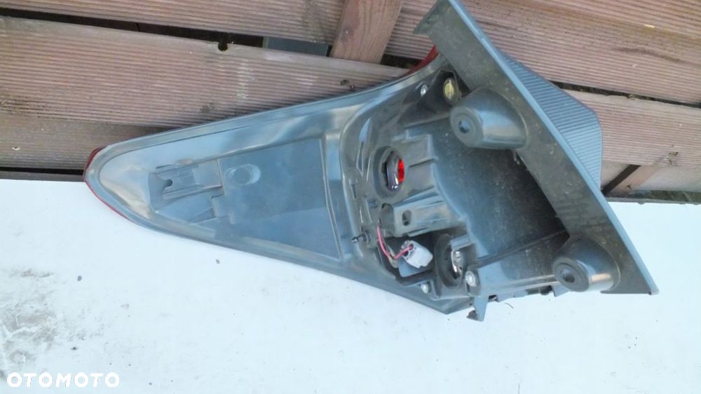 LAMPA TYLNA PRAWA TOYOTA AURIS 2 LIFT KOMBI - 2