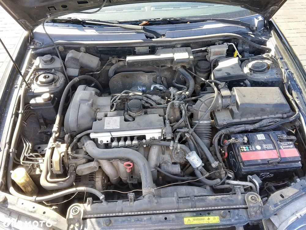 Volvo V40 I FL (99-04r.) 1.8 B 122KM. Silnik B4184S2 Skrzynia M5P lakier BLACK METALIC.Cały na części. GWARANCJA !!!  Przód Tył Zestaw Komplet Drzwi Klapa Zderzak Błotnik Maska Grill Atrapa Szyba Pas Lampa Lusterko Boczki Fotel Kanapa Kokpit Deska Rozdzielcza Przełącznik Włącznik Sterownik Przewody Wiązka Instalacja Moduł Komputer Czujnik Listwa Pompa Alternator Wtryski Głowica Rozrusznik Kompresor Sprzęgło Dwumas Silnik Skrzynia ABS Klimatyzacji Paliwa Wspomagania Kolektor Turbina Przepustnica Zawór Chłodnica Koło Hak Belka Sanki Zawieszenie Mcpherson Półoś Amortyzator Wydech Tłumik Zacisk Most - 9