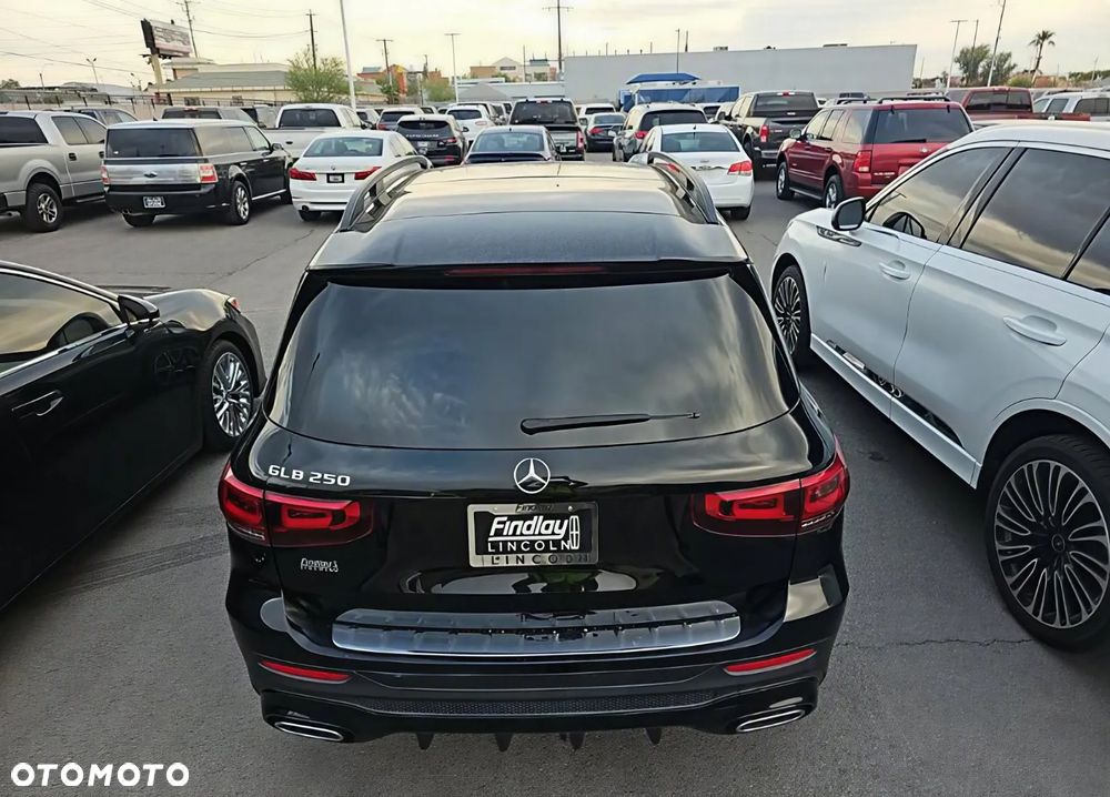 Mercedes-Benz GLB - 4
