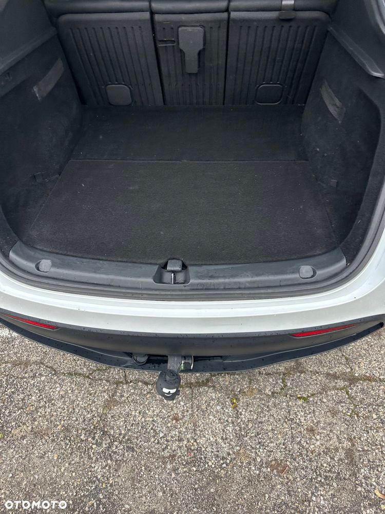 Tesla Y Long Range AWD - 24