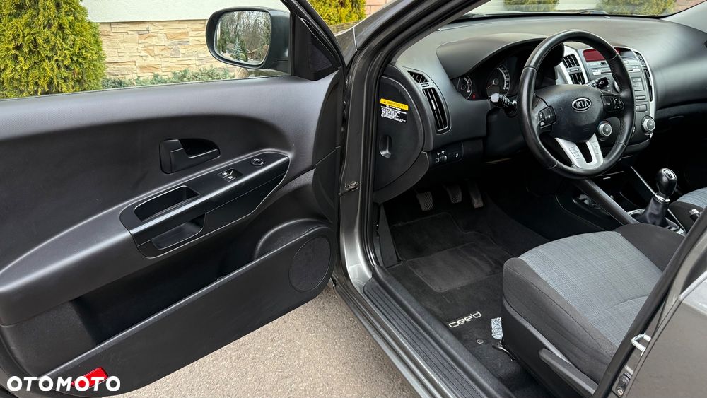 Kia Ceed - 8