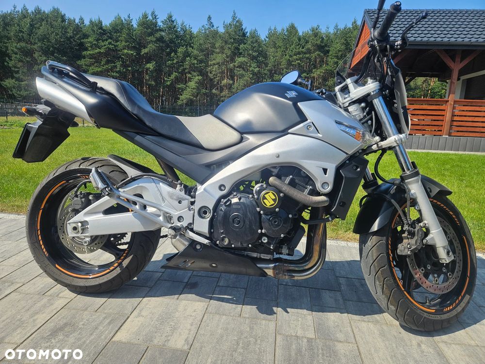 Suzuki GSR - 4