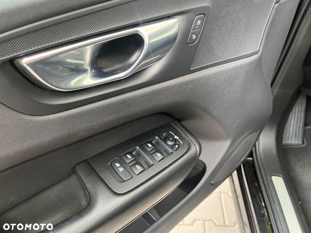 Volvo XC 60 B4 D AWD Momentum Pro - 11